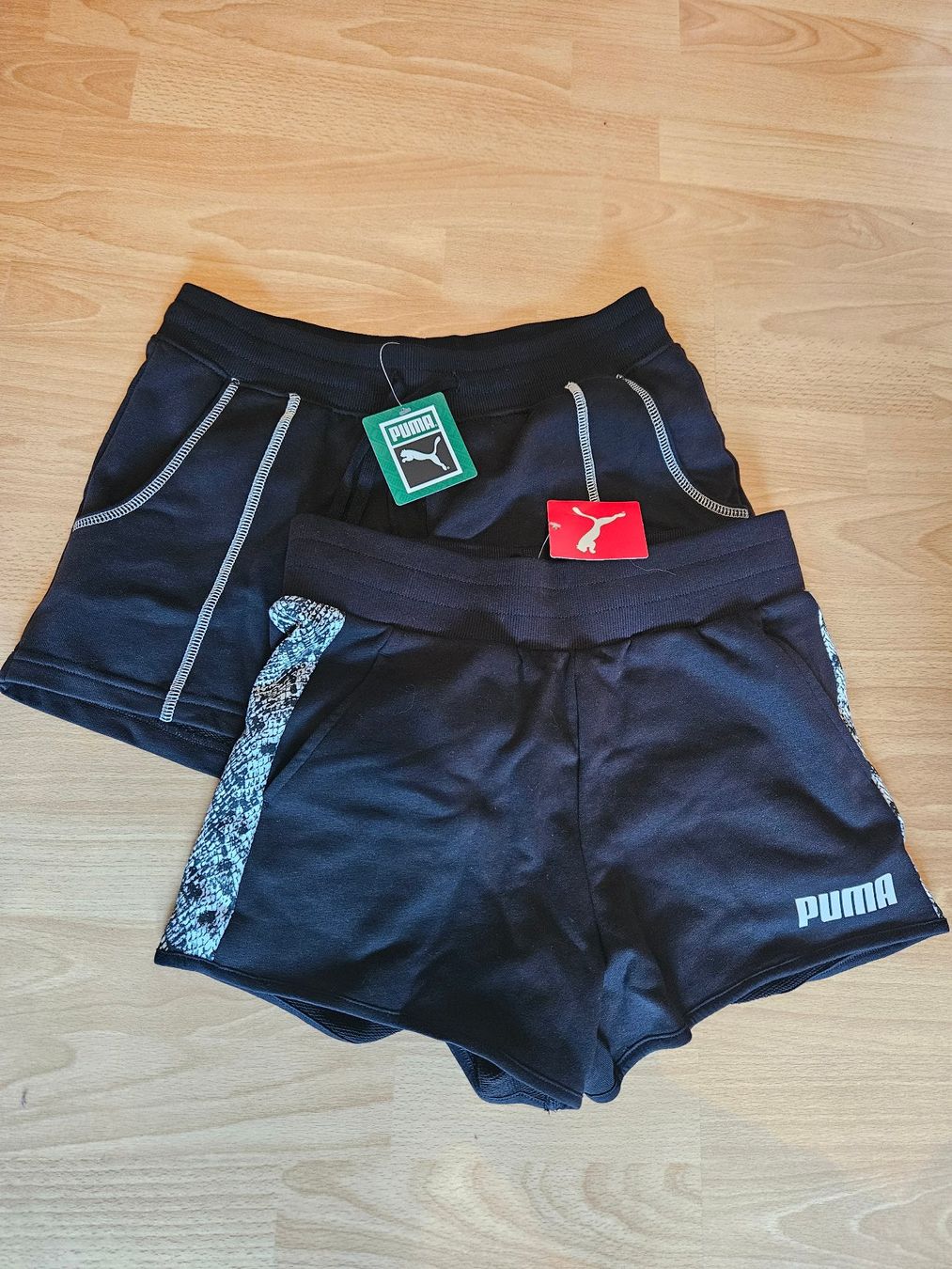 Puma Pantaloni: Puma Damen Shorts S Doppelpack – Nuovo (secondo la descrizione) da St. Gallen venduto da Demos86