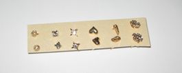 6 Ohrstecker goldfarbig (Kleeblatt, Feder, Herz)