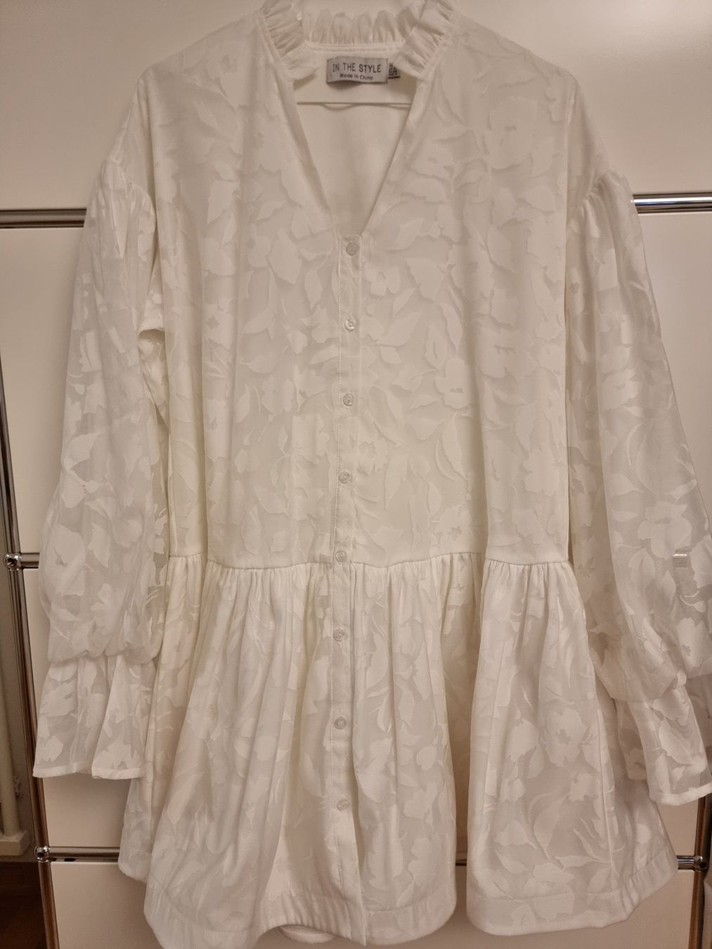 Vestiti: Weisses Jacquard Hemdkleid mit Puffärmeln – Nuovo (secondo la descrizione) da Zürich venduto da Nala2811 4