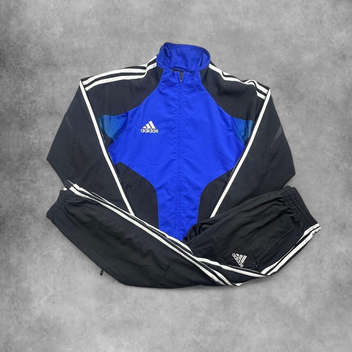 Adidas Completi, tute sportive e funzionali: Adidas tracksuit blue/black – Usato da Erlinsbach SO venduto da TogaResell