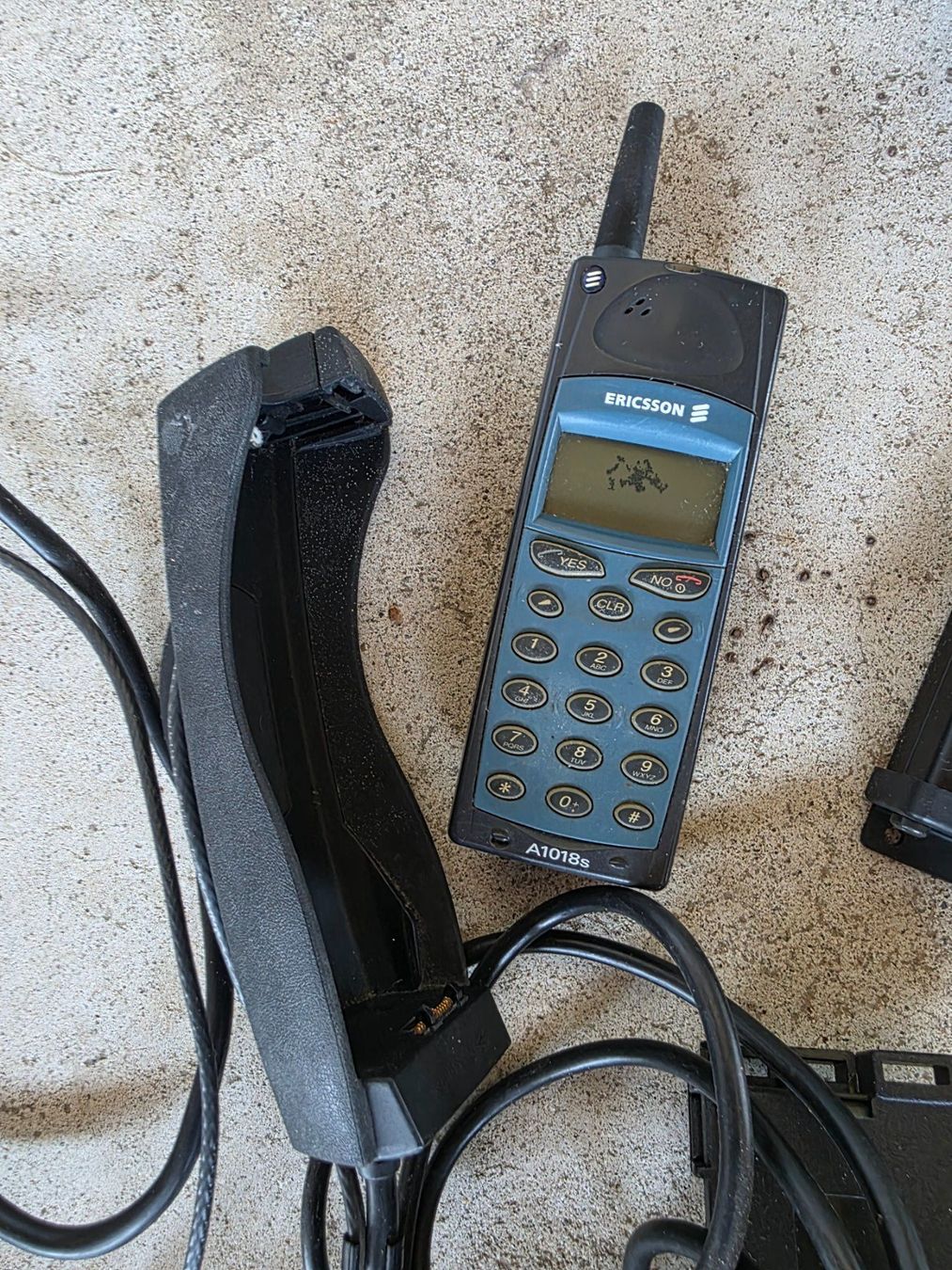 Ericsson Telefoni cellulari / Smartphones: Vintage Ericsson A1018s mit Auto Einbau Satz – Usato da Walterswil BE venduto da Lonitti 2