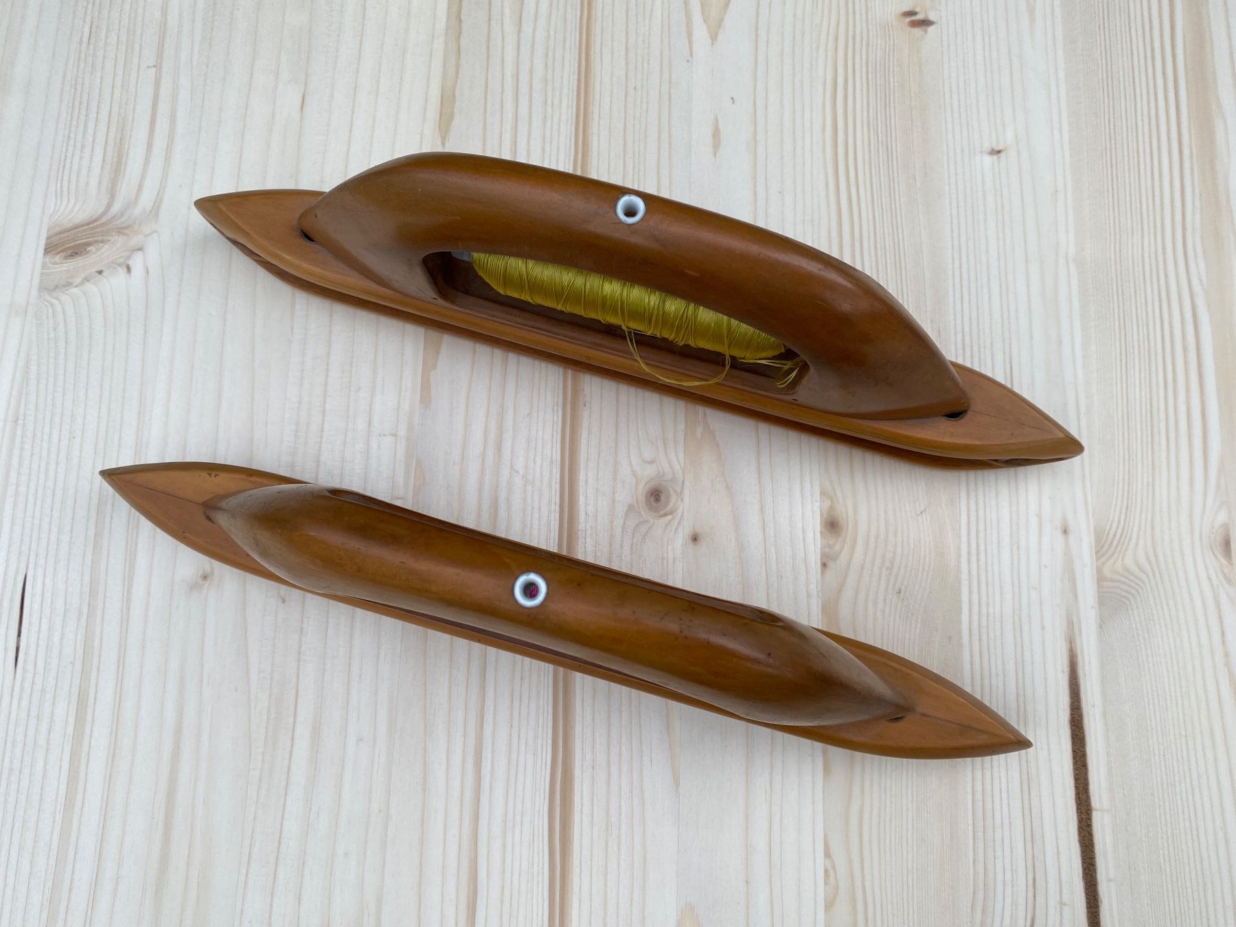 Ruote per filare: 2 schöne antike Webschiffchen aus Holz – Usato da Feldbach venduto da Olive1 3