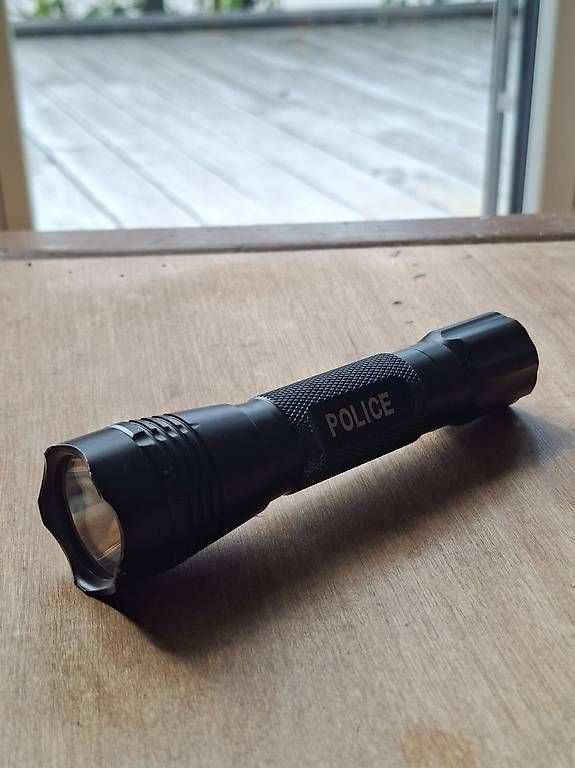 Lampade: POLICE Outdoor Taschenlampe – Usato da Münchwilen TG venduto da choc2812 3