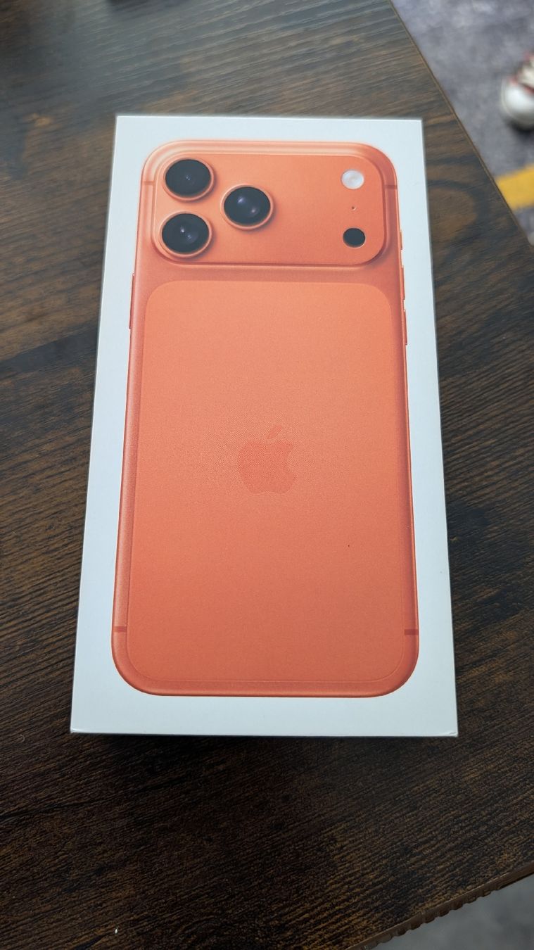 Apple Handys / Smartphones: iPhone 17 Pro Max Orange mit Garantie – Gebraucht aus Luzern von Travelblogger