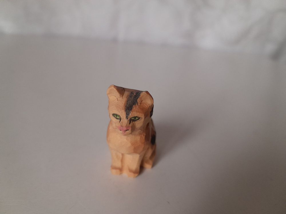 Huggler Brienzer sitzende Katze, geschnitzt, gefleckt (Neu (gemäss ...