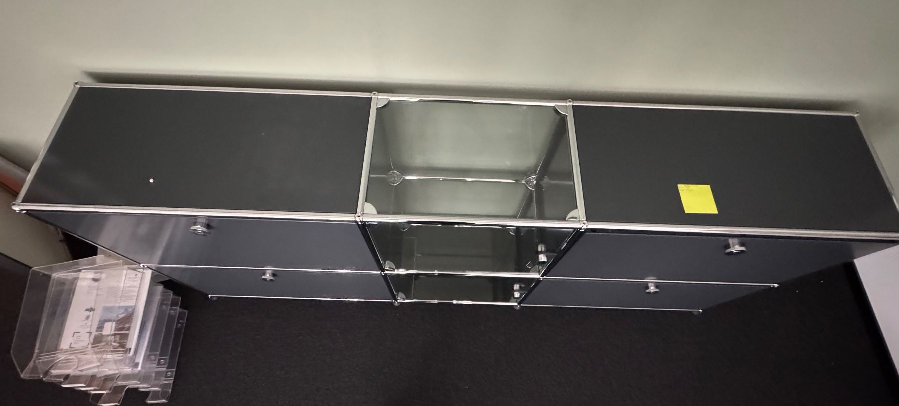 USM Scaffali: USM Haller Sideboard Anthrazit mit Glas – Usato da Diessenhofen venduto da Osio 2