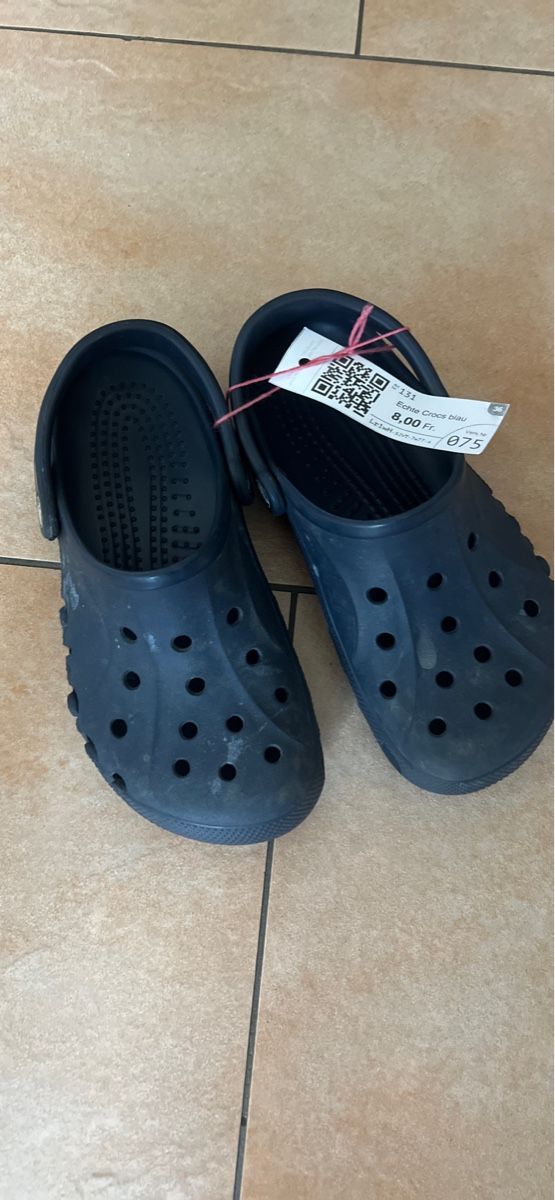 Crocs Scarpe per ragazzi: Echte Crocs Clogs dunkelblau Grösse ca.34-35 – Usato da Langnau am Albis venduto da dodi83