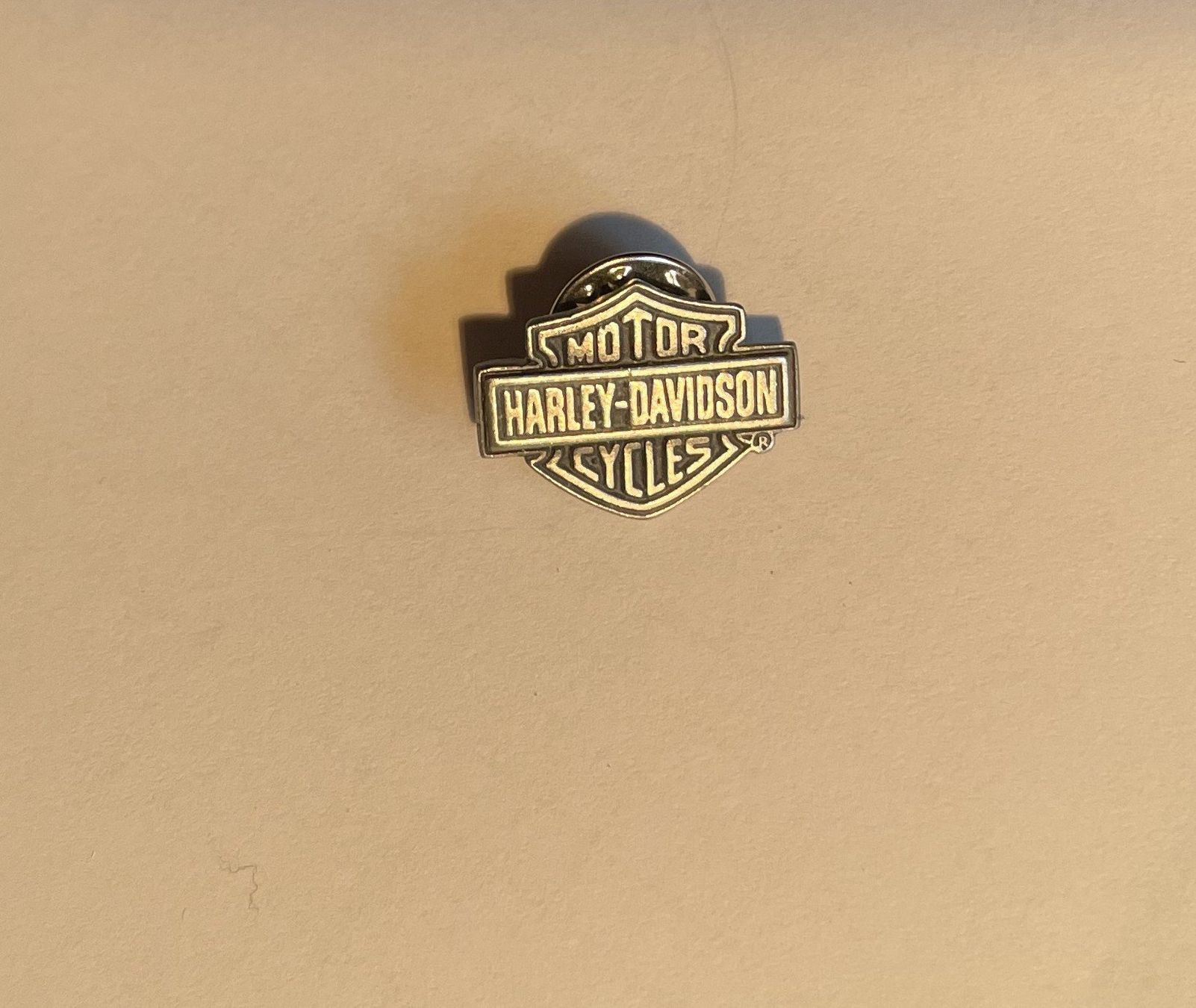 Harley-Davidson Plaquettes & Badges: Harley Davidson - pins métal – Neuf avec emballage d'origine à APPLES par az02