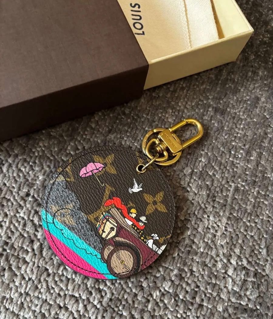 Louis Vuitton Portachiavi: Louis Vuitton Illustré Anhänger – Nuovo (secondo la descrizione) da Triesen venduto da atos87