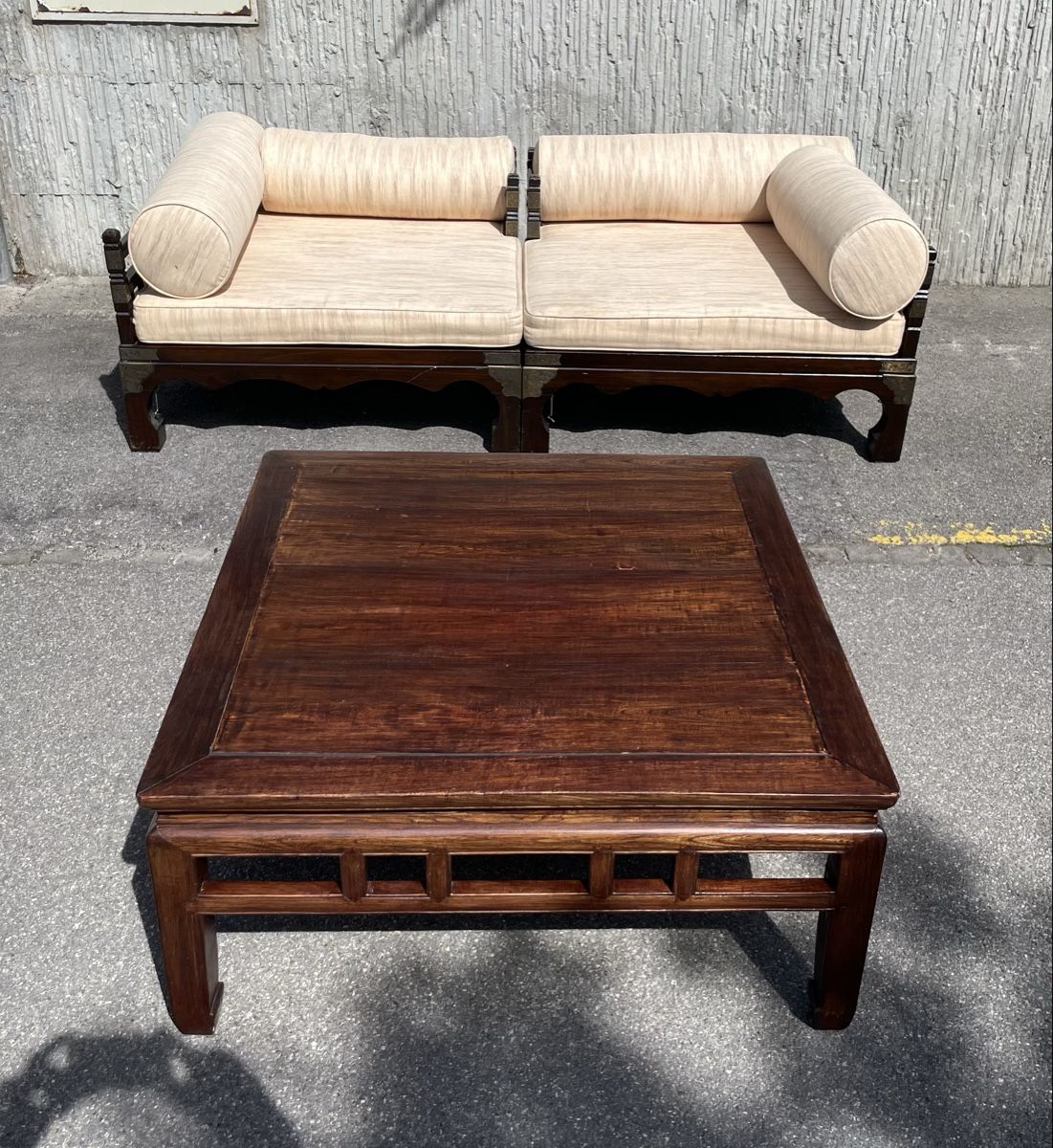 Sofas: Lit à opium et table basse chinois – D'occasion à Biel/Bienne par Galaq