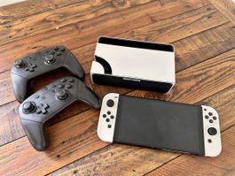 Nintendo Switch OLED + zwei Switch Controller Pro