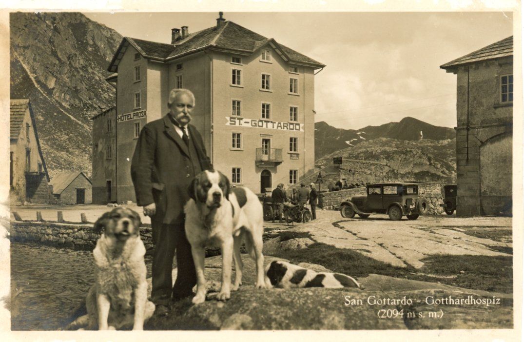 Cartoline postali: Gotthard - Hospiz  UR   -   Oldtimer / Pater mit Berhardiner – Usato da Brig venduto da Valcards54