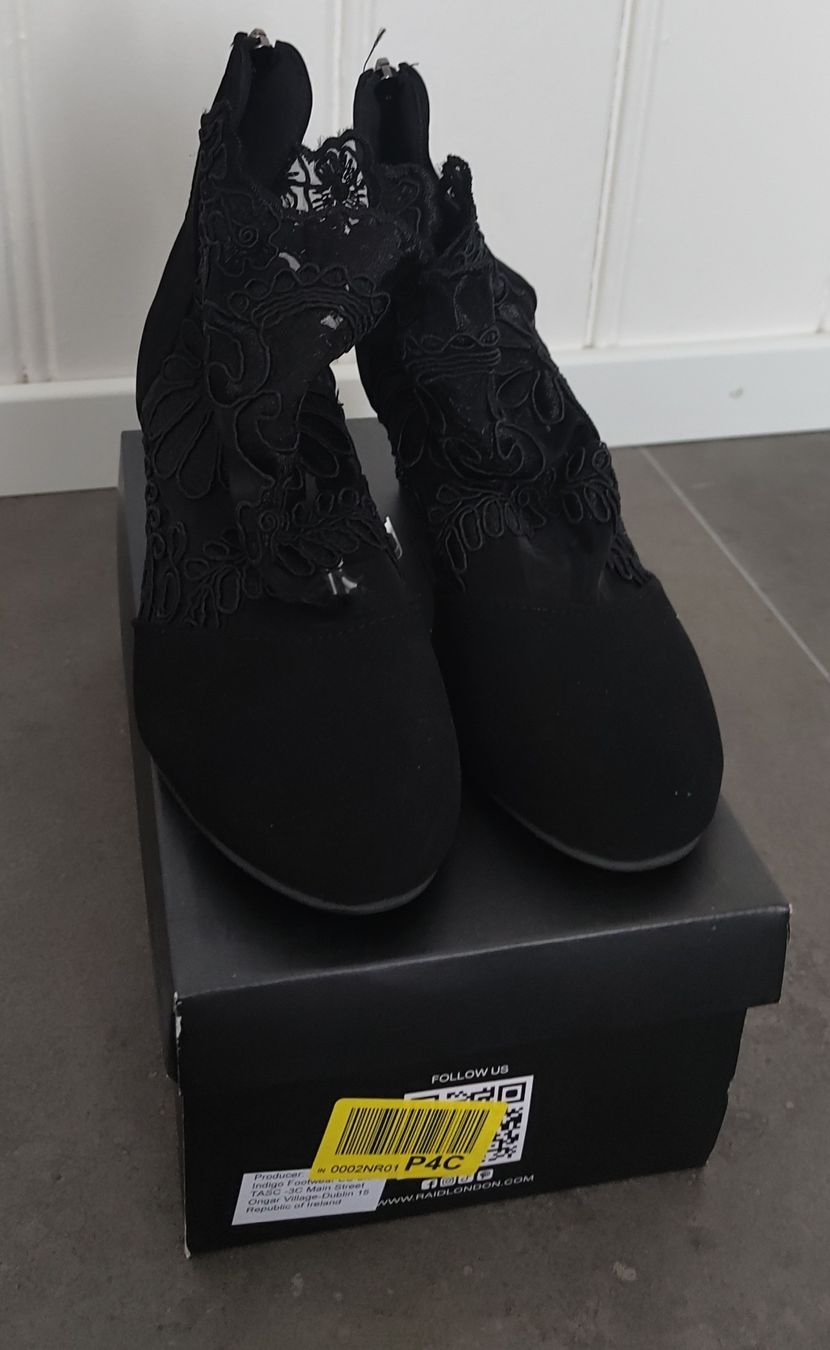 Scarpe da donna: Elegante Wildlederstiefeletten mit Spitze – Nuovo (secondo la descrizione) da Alterswil FR venduto da Agape07
