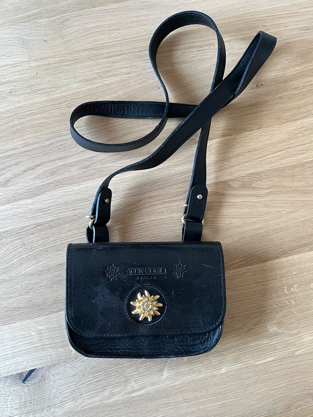 Borse da donna: Vintage Lederumhängetasche, klein – Usato da Steffisburg venduto da moa_5m7z