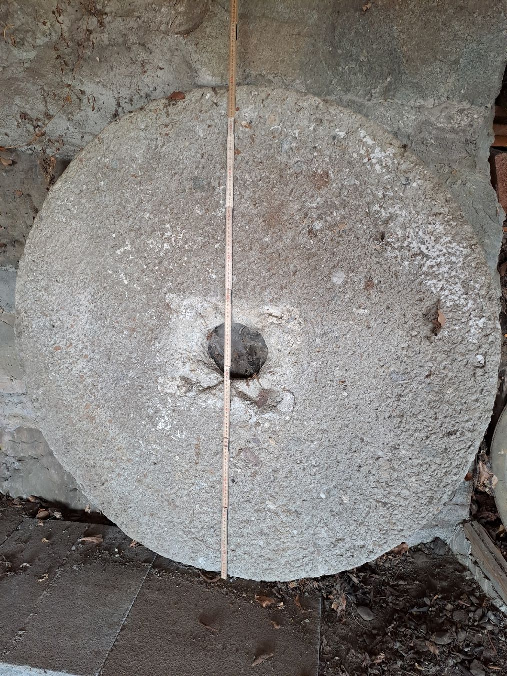Piatti di portata: Alte Betontischplatte – Usato da Belp venduto da jkunzi