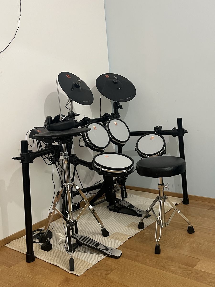 2Box Strumenti musicali: 2Box Electronic Drum Kit with Stool and Headphones – Usato da Meilen venduto da ary_8vvg 1