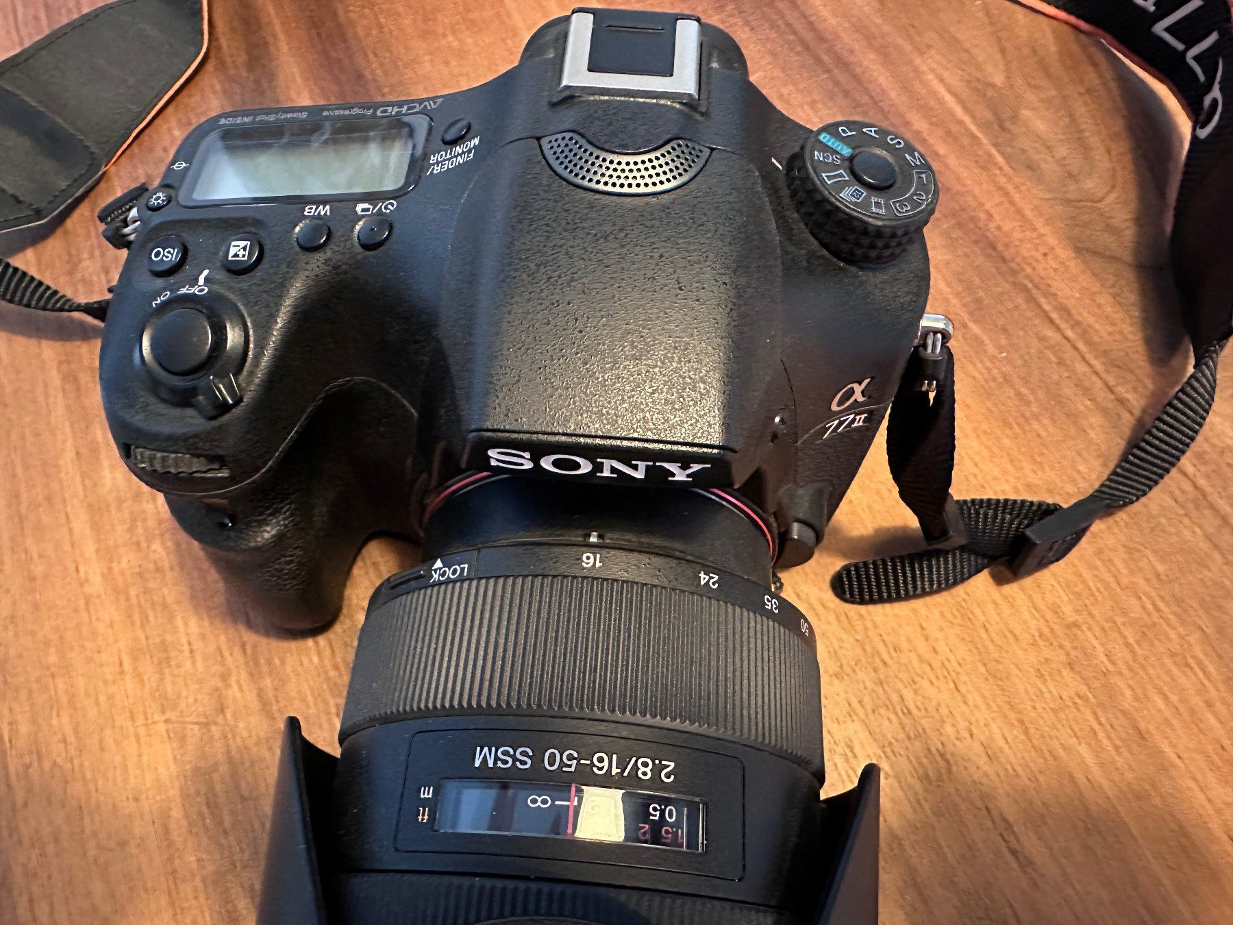 Sony Fotocamera: Sony Alpha 77 II mit 2 Wechselobjektiven – Usato da Eglisau venduto da sar_zt9w 1