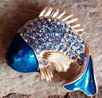 Brosche kleiner Fisch mit blauen Strasssteinen
