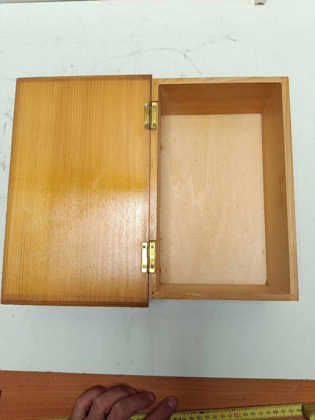 Truhen: Rustikale Holztruhe mit Blumenmalerei - (em61) – Gebraucht aus Künten von Schnaepplihuus 1