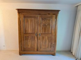 Massive Nussbaumschrank - 2-türig, abschliessbar - Ref 06/33