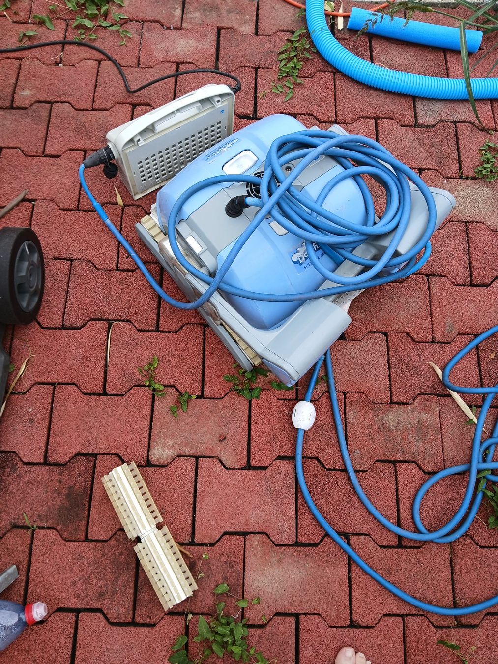 Dolphin Schwimmbad-Zubehör: Dolphin SUPREME M4 Poolreiniger mit Kabel – Defekt aus Kienberg von Spidi08 4
