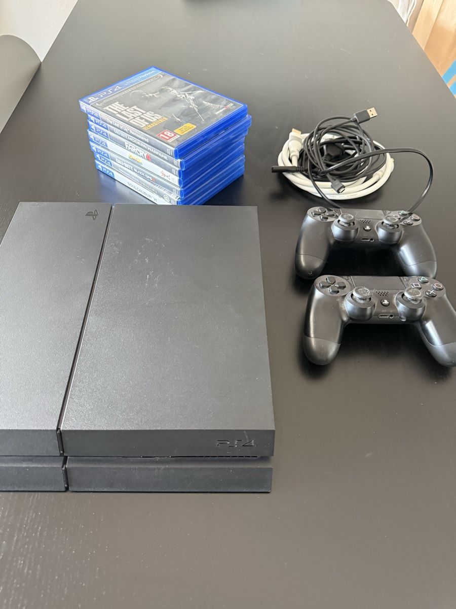 Sony Consoles: PS4 - 2 manettes - 7 jeux  – D'occasion à Grenchen par TheGrizzli