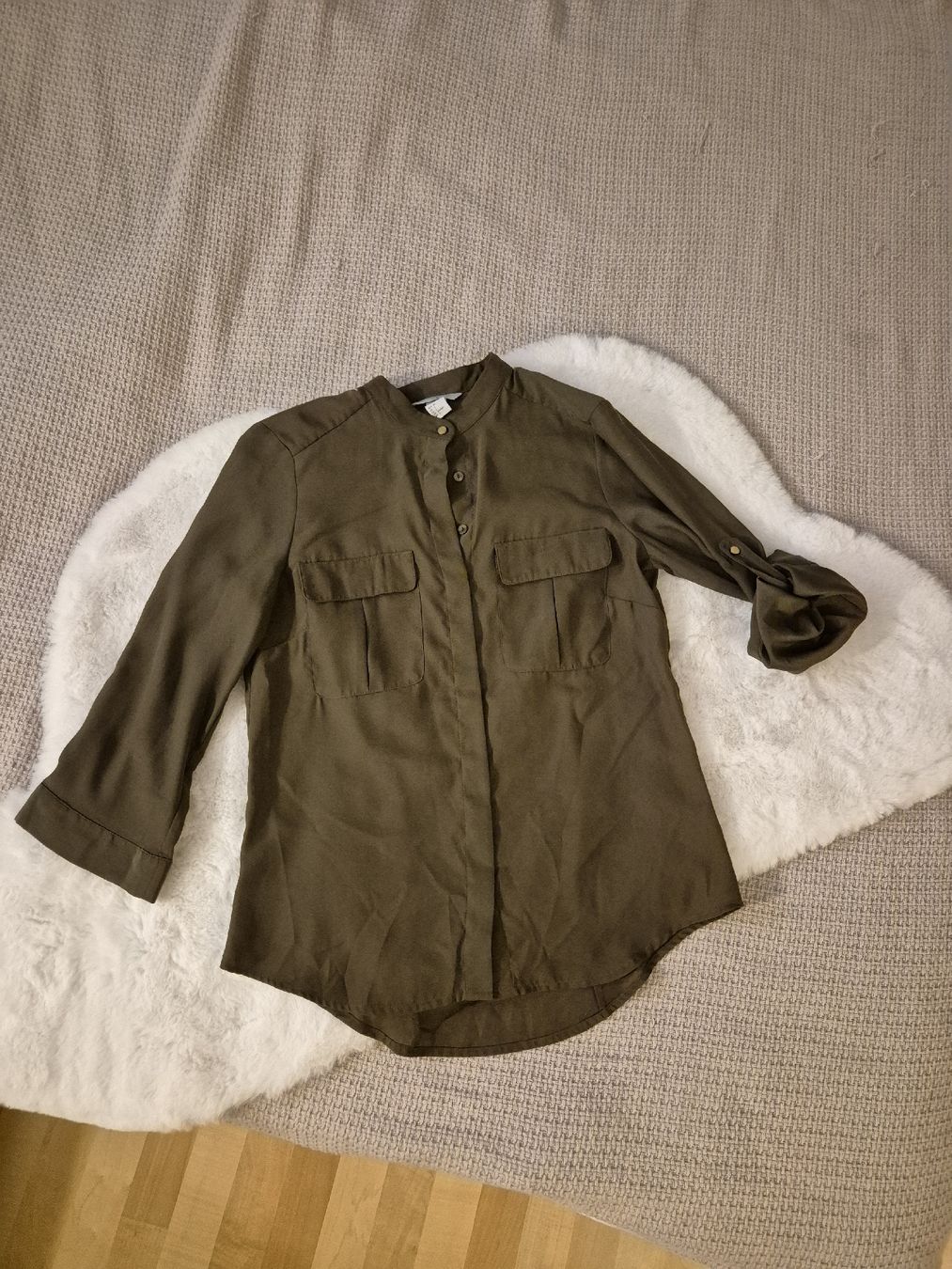 H&M Camicette: Khakifarbene Bluse von H&M, Grösse 36 – Usato da Romanshorn venduto da Enilec02