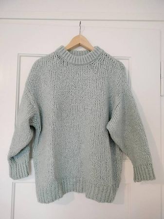 bequemer hellblauer Pullover
