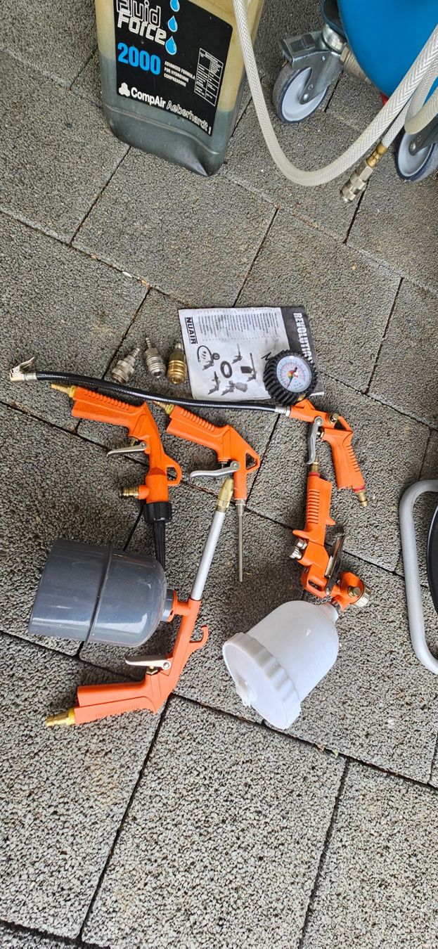 Compressori: Compresseur CompAir V02 avec beaucoup d'accessoires – Usato da Lausanne venduto da sleepy47 8