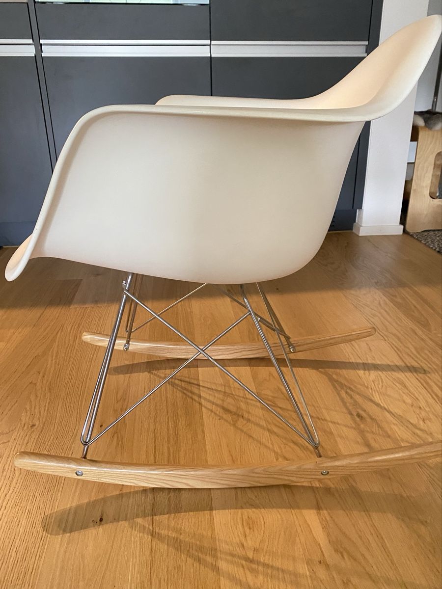 Sedie: Replika Eames Schaukelstuhl RAR, weiss – Usato da Muri (AG) venduto da finduso 1