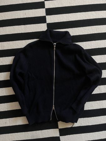 Dunkelblaue Strickjacke