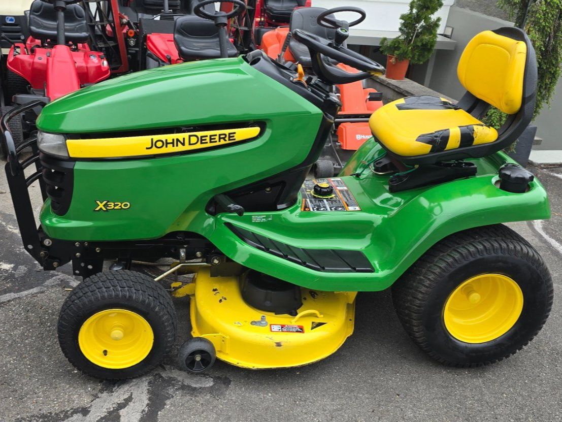 John Deere Tagliaerba: John Deere X320 Rasentraktor - Frühlings-Schnäppchen! – Usato da Rain venduto da Fafan069 2