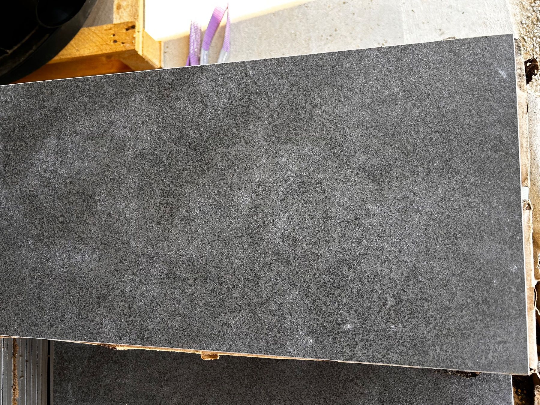 Bodenbeläge: Bodenplatten Feinsteinzeug / Carrelage de sol Anthrazit – Neu (gemäss Beschreibung) aus Emmenmatt von Guerkliblau