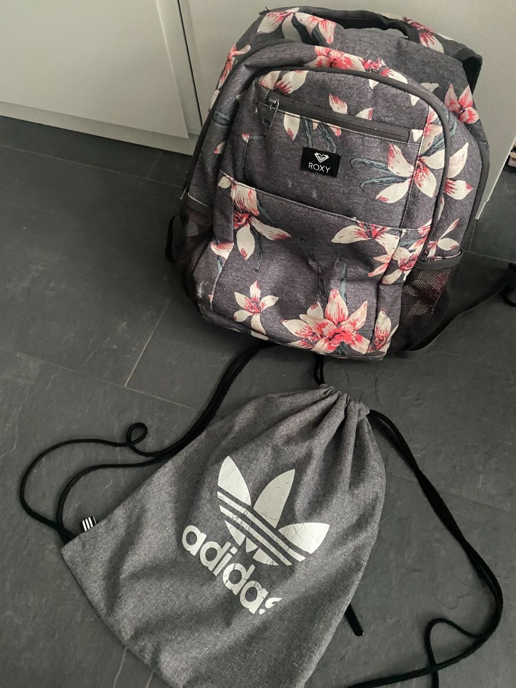 Rucksäcke: ROXY Schul-Rucksack grau mit Blumen – Gebraucht aus Bonstetten von VCLS