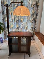 Antikes Beistelltisch / Nachttisch mit Lampe Holz braun
