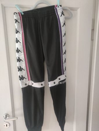 Kappa Trainerhose schwarz mit pink/violetten Streifen Gr M