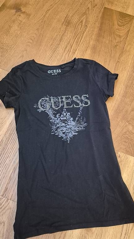 Guess T-shirts: Guess T-Shirt – D'occasion à Feusisberg par cts_55rn