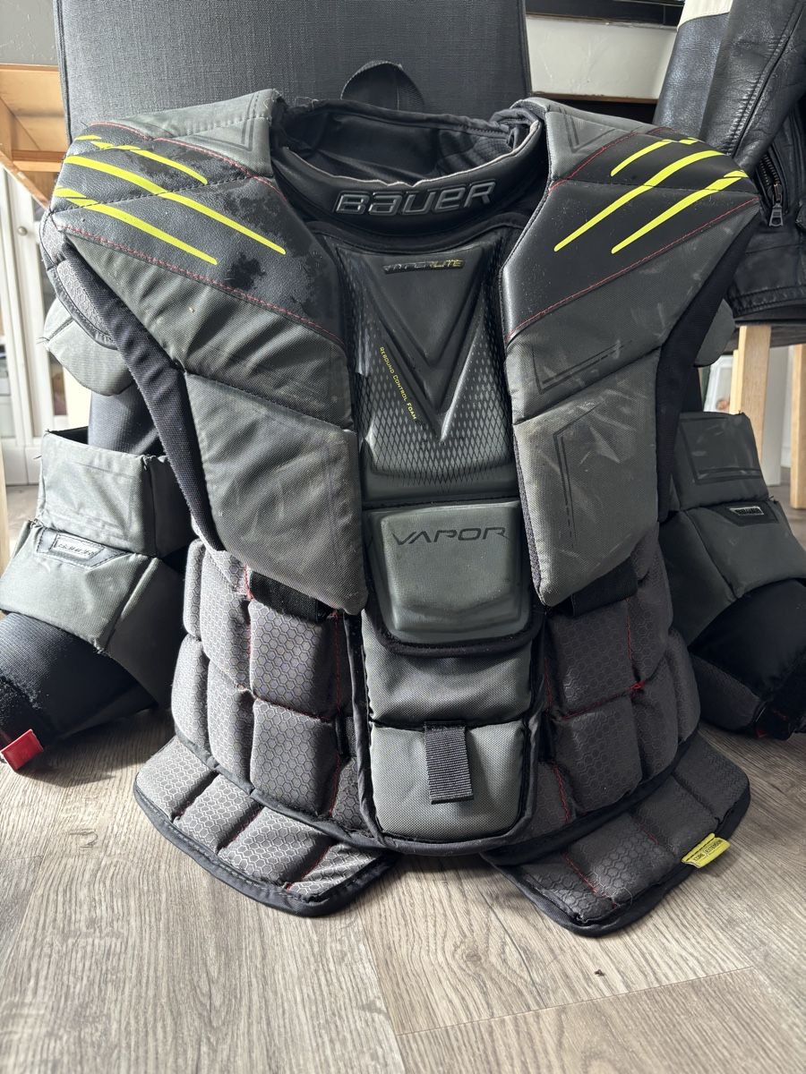 Bauer Protections: Goalie Brustpanzer Bauer Hyperlite – D'occasion à Hägendorf par MadameRosa