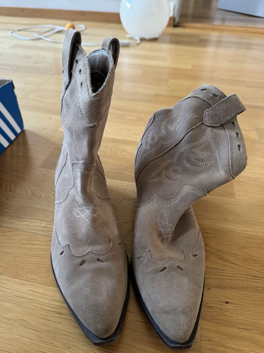 Scarpe per cavalli: Suede cowboy boots – Usato da Bern venduto da FashionK92 1