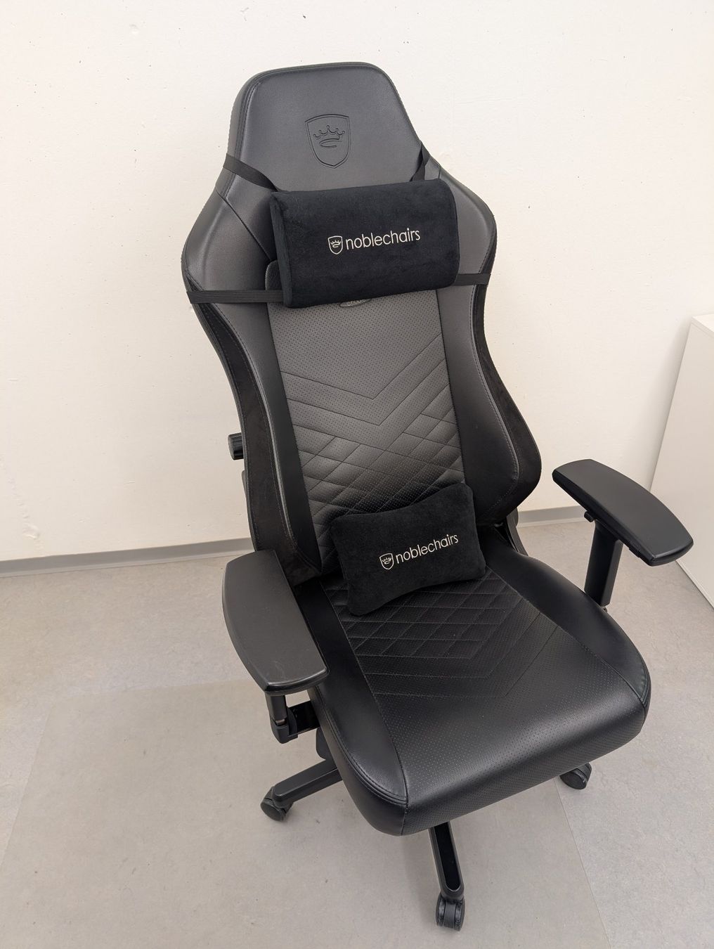 Noblechairs Sedie: Noblechairs HERO Gamingstuhl Schwarz – Usato da Oetwil am See venduto da fel_kj86 1