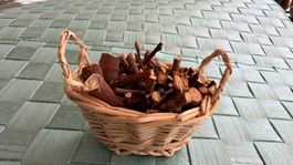 Holzkorb mit Holz, für die grössere Puppenstube oder Puppe