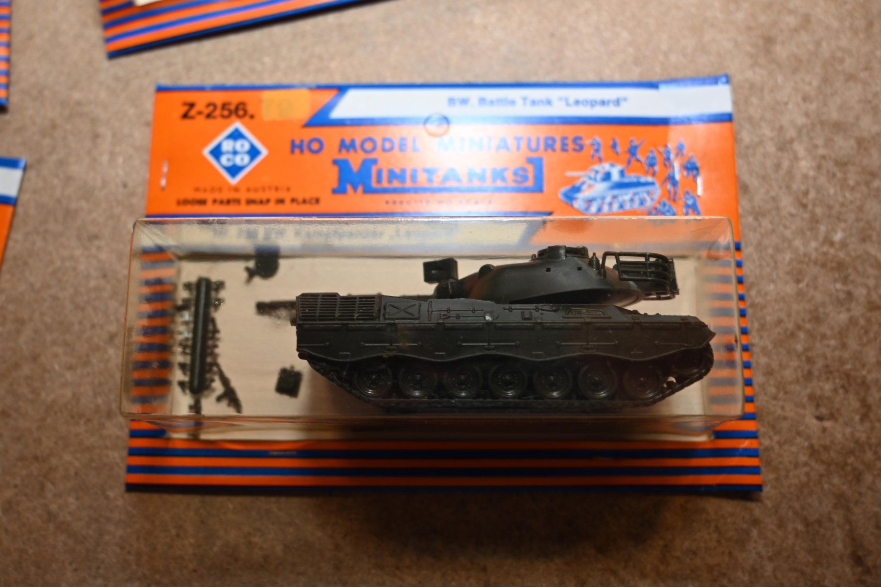 Roco Modellini di ferrovie: ROCO Minitanks BW Kampfpanzer Leopard Z-256 4 Stk. – Usato da Laupen ZH venduto da Zmoewe 3