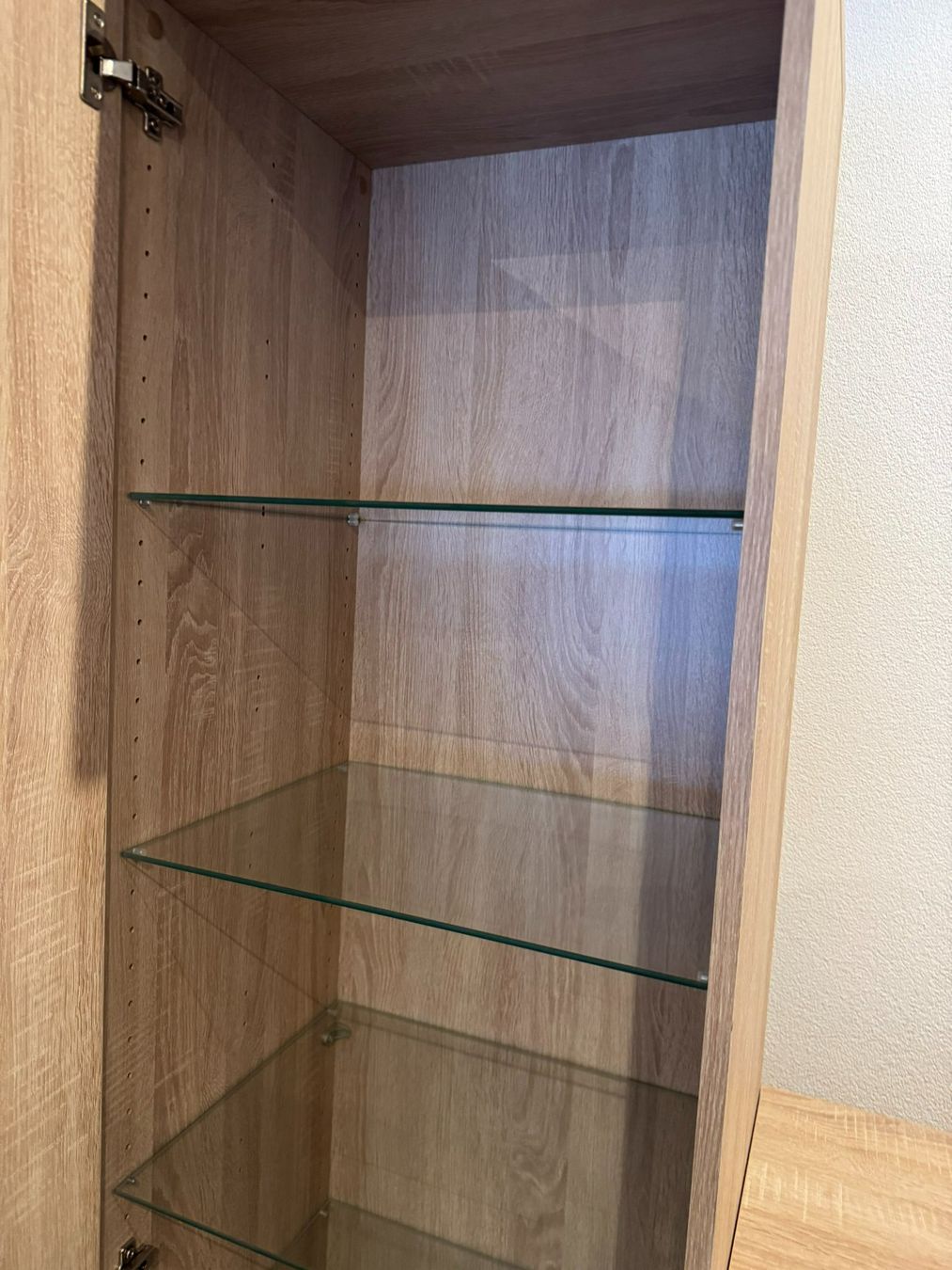 Vitrines: Vitrine moderne avec portes vitrées, comme neuve – D'occasion à Grimisuat par Franck0111 1