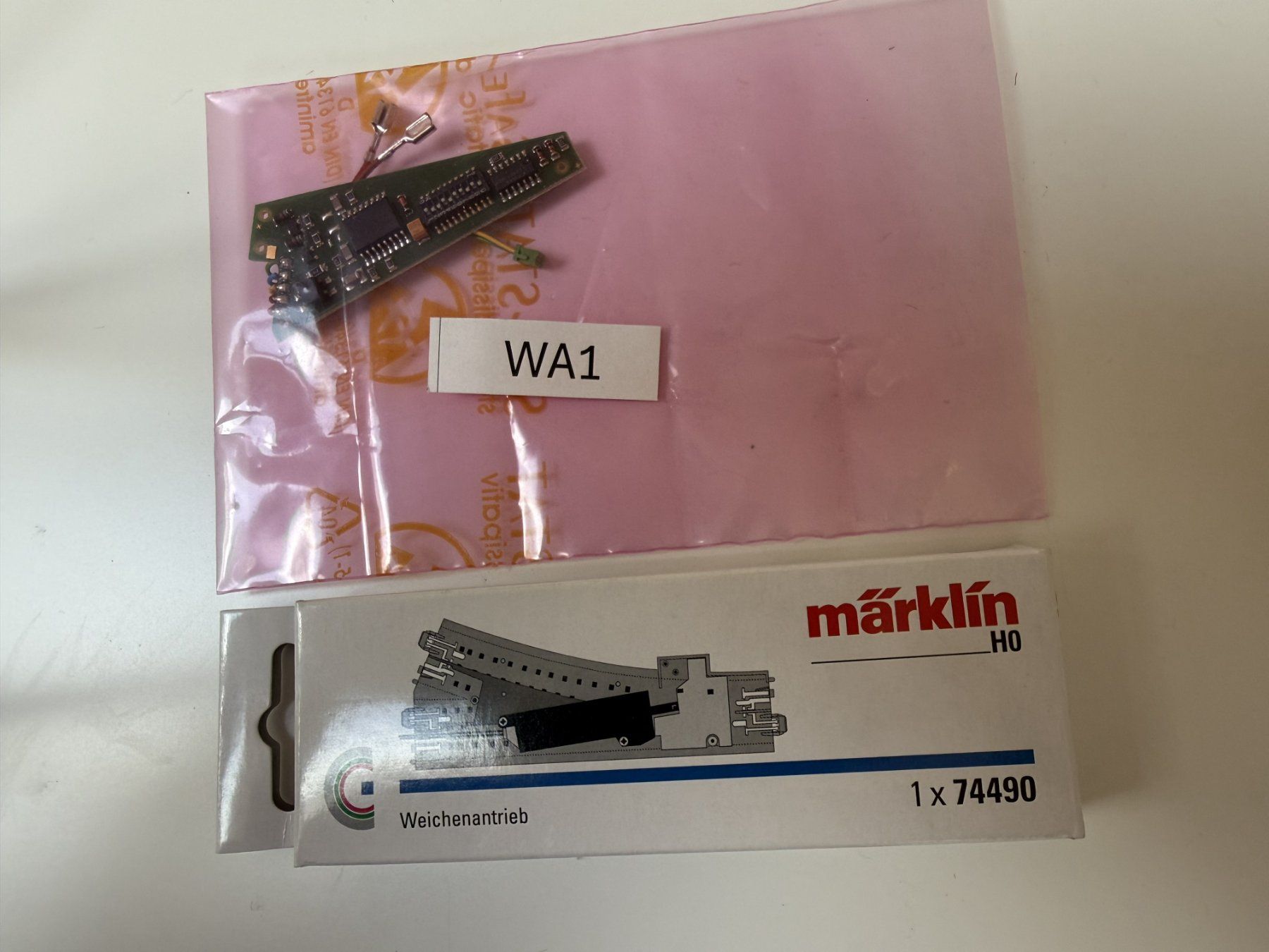 Märklin Modelleisenbahnen: Märklin Weichenantrieb 74490 mit Digitaldecoder 60099 V1.2 – Gebraucht aus Rottenschwil von master007pc 1