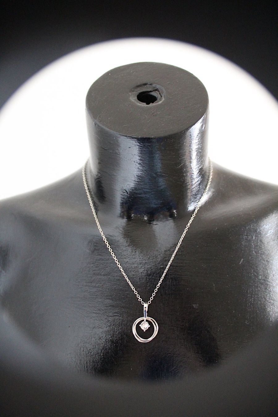 Catenine: Modeschmuck Kette mit einem Strassstein – Usato da Locarno venduto da madame-tus-sauds