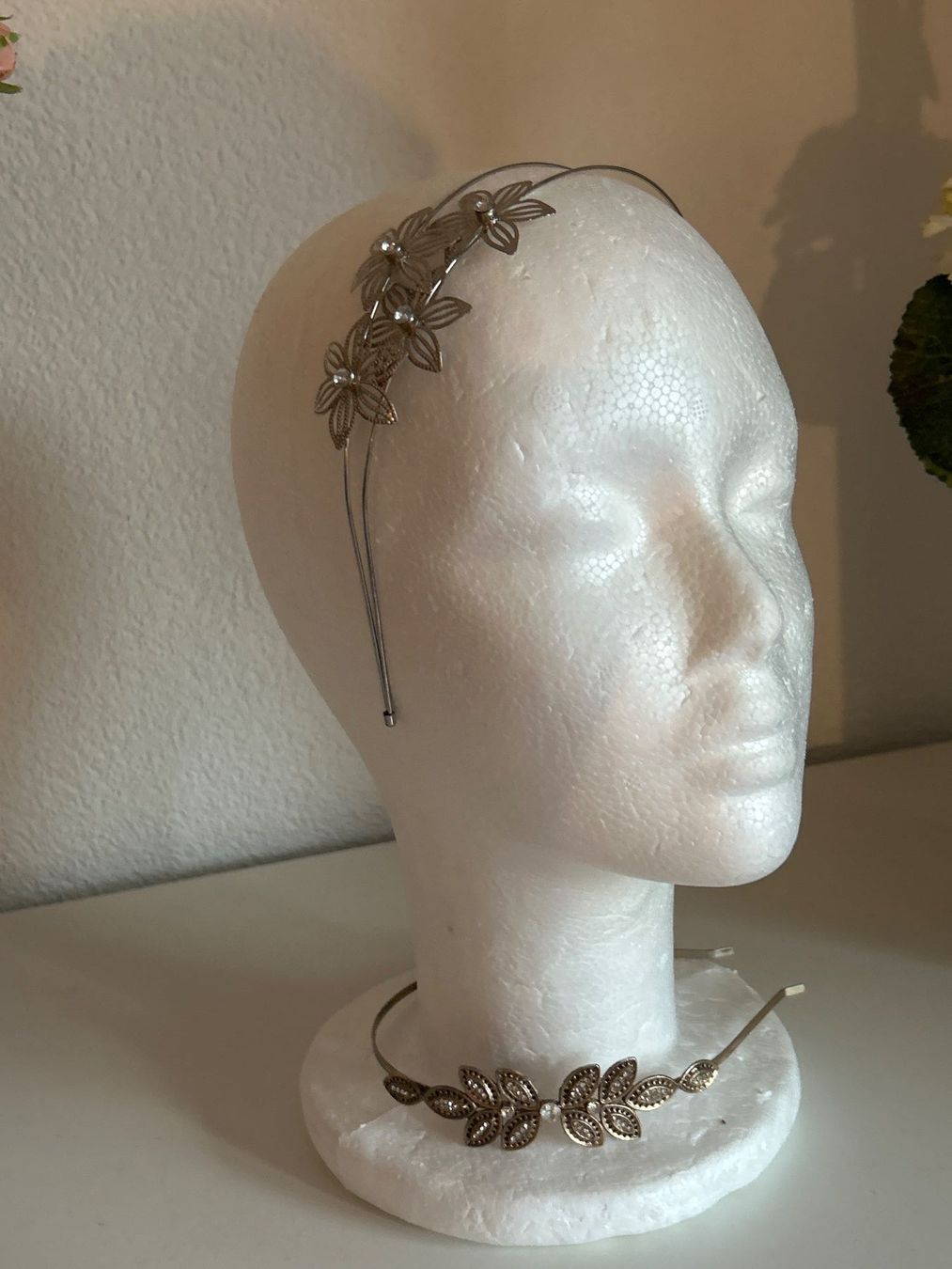 Accessori per capelli: 2 Haarreif mit Blumen /Schmucksteinen silber /bronzefarben – Usato da Brunnen venduto da Nala2929 1