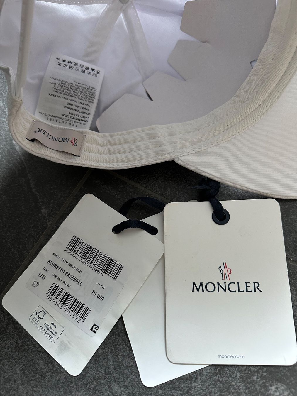 Moncler Copricapi, berretti & cappellini: Cap Moncler – Nuovo (secondo la descrizione) da Ebikon venduto da nat_jzh5 5