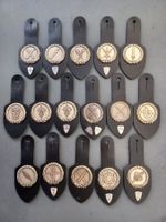 16 alte Brusttaschenanhänger