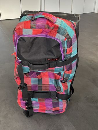 Praktischer Dakine Rollkoffer mit viel Stauraum. Super! (56)