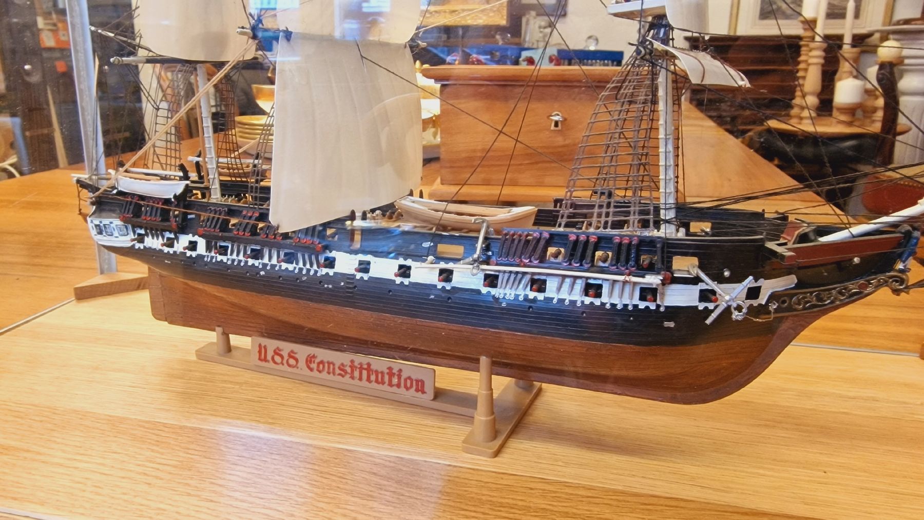 Modellbausätze & Standmodelle: Schiffsmodell USS Constitution, inkl. Vitrine – Gebraucht aus BERN von Intarsia 2